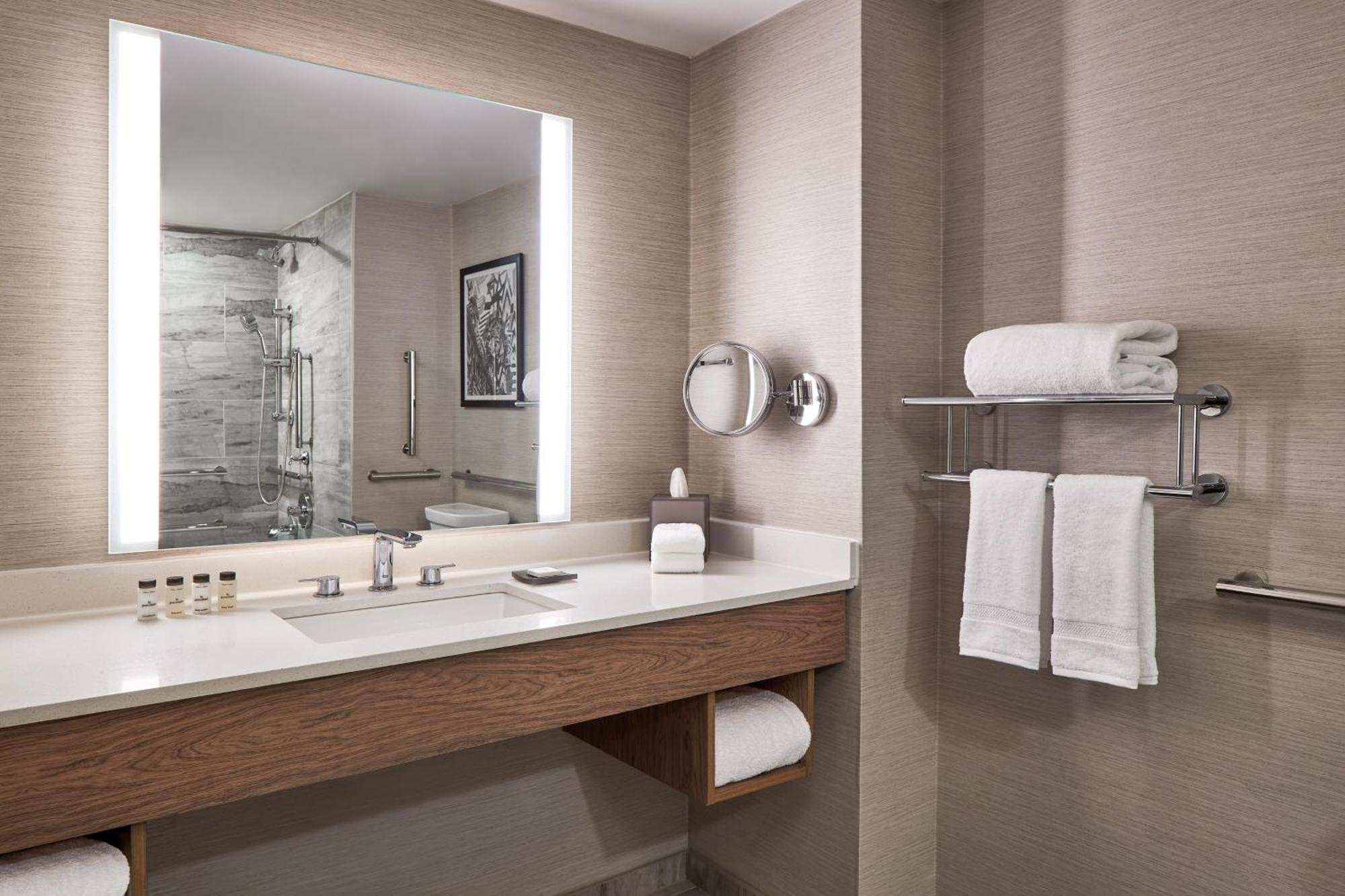 Sheraton Richmond Airport Hotel Сандстън Екстериор снимка